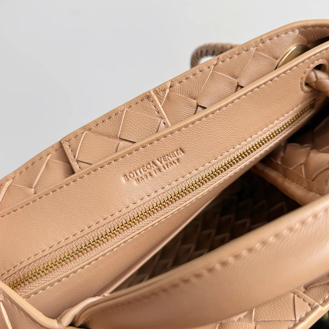 The new Andiamo batch of 3060 BV is shipped‼ ️The classic intercciato weaving process is used to create a soft bag, the metal knot is made of micro-cast aluminum using jewelry technology🪢, and the decorative beads are made of metal and hand-polished oak, allowing you to jump repeatedly between elegance and fun💃, making it unpredictable. Classic and versatile, it shows off your temperament, and the bag has a large capacity, making it very convenient for daily commuting! It has a variety of carrying methods, the shoulder straps can be adjusted by yourself, the original lambskin feels soft and delicate, and the unisex style breaks gender boundaries and brings a more practical and long-lasting use experience. The Andiamo, which has both elegant and casual styles, perfectly interprets the "fashionable old money style". Style number: 743568+wood hardware Color: new light brown Size: 25*22*10.5cm